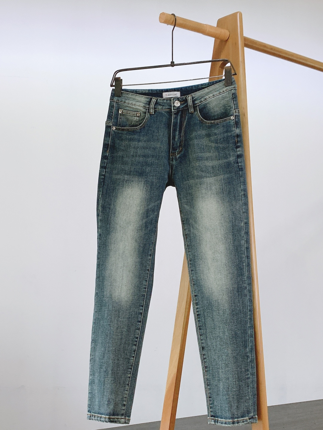 NO:729690,Support Moncler 2026 SS early spring new products for the new year, fashionable casual jeans｜Retro wash + contrasting logo, both functional and casual online!  Heavy denim fabric, three-dimensional whitening process with built-in retro filter, red and blue contrasting embroidered logo for full recognition, and silver hardware details to show texture. The upper body is fashionable and versatile, and a pair of pants can unlock N types of styles!  ……………………………………………………………… Size29-38,,Moncler,jeans,19860909支持年后 Moncler 蒙口 2026SS早春新品 时尚休闲牛仔裤｜复古水洗+撞色Logo,机能与休闲双在线！ 重磅牛仔面料,立体磨白工艺自带复古滤镜,红蓝撞色刺绣Logo辨识度拉满,银色五金细节尽显质感. 上身时尚百搭,一条裤子解锁N种风格！ …………………………………………………… Size29-38,,Moncler,jeans,,Men's clothing