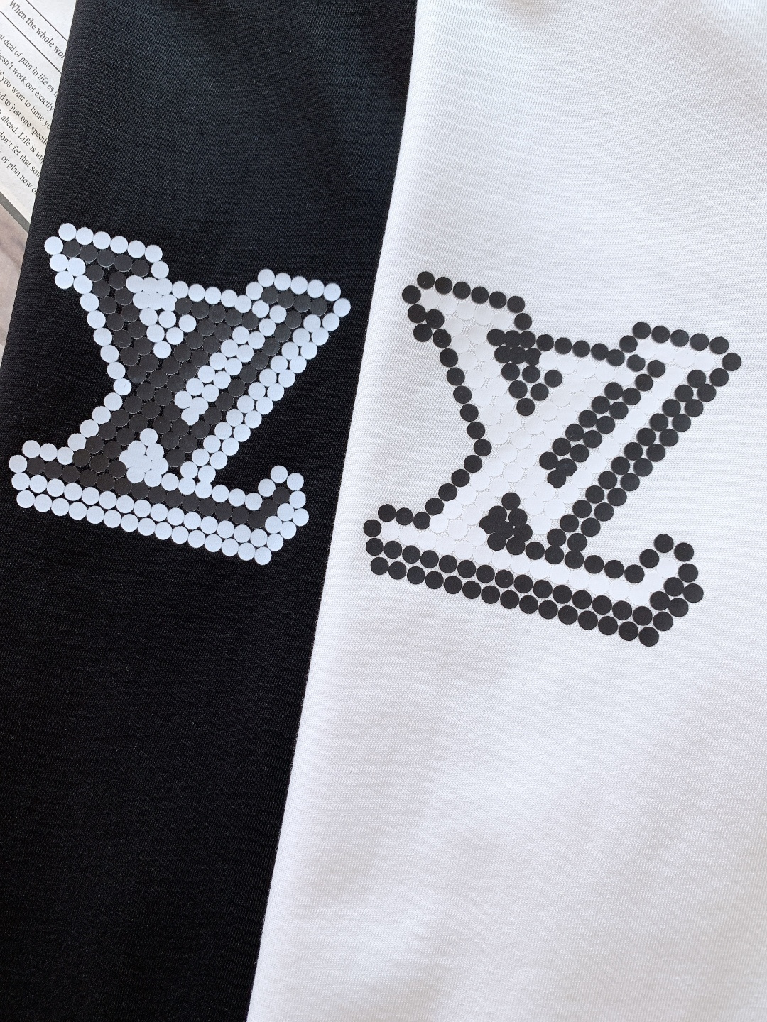 LouisVuitton 路易威登 2026SS春夏新品叠印Logo T恤｜双色齐发！重磅双纱棉面料，厚