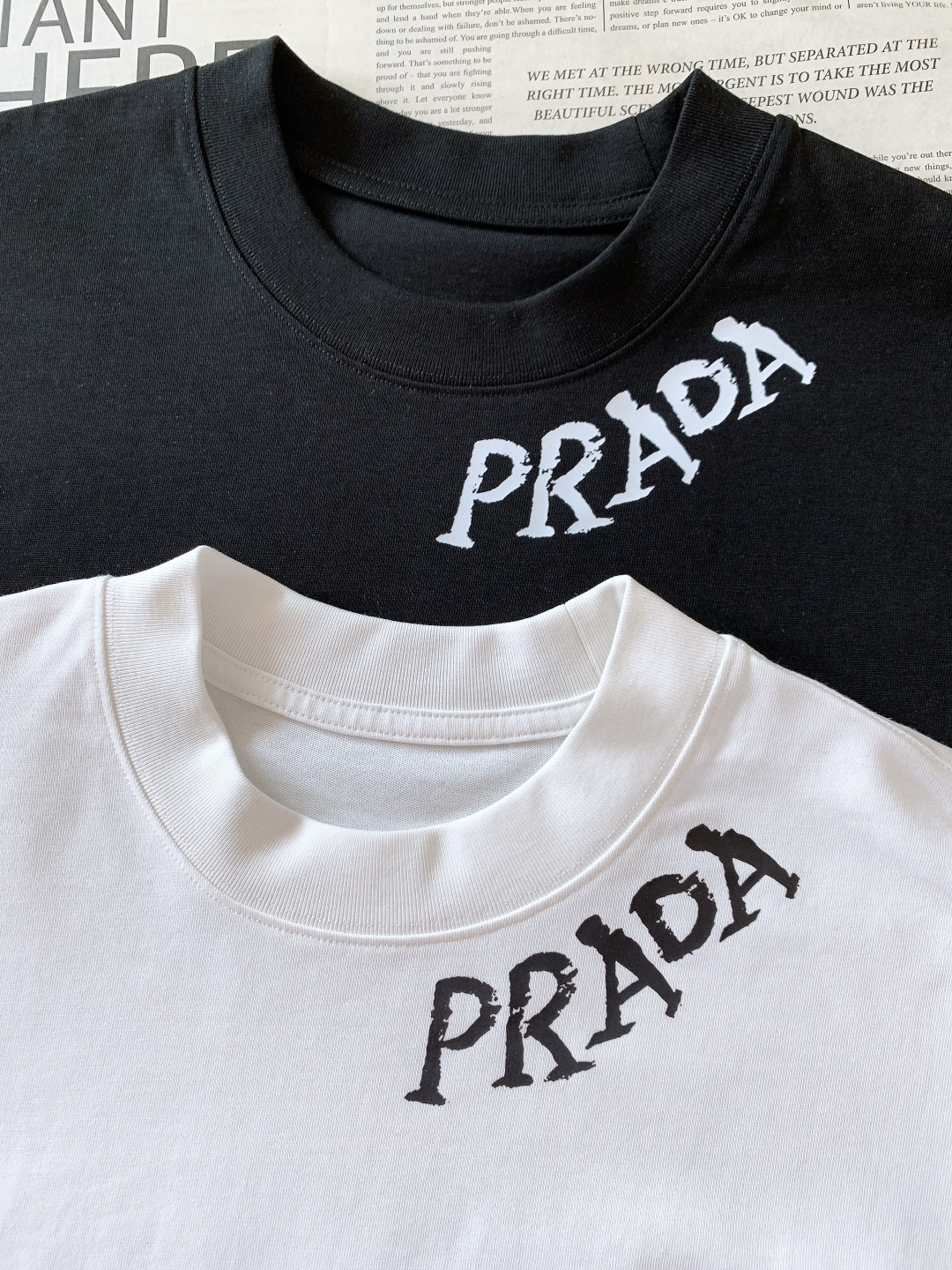 Prada 普拉达 2026SS早春新品涂鸦印花T恤｜双色齐发！重磅双纱棉面料，厚实软糯，宽松落肩版型不