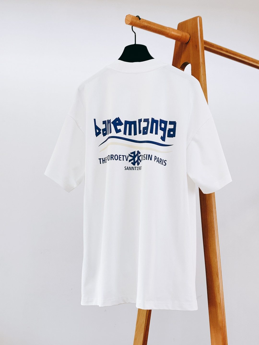 𝐁𝐚𝐥𝐞𝐧𝐜𝐢𝐚𝐠𝐚 巴黎世家 2026SS早春新品 海浪标语短袖，高支精梳棉+复古运动风！前后撞色海浪