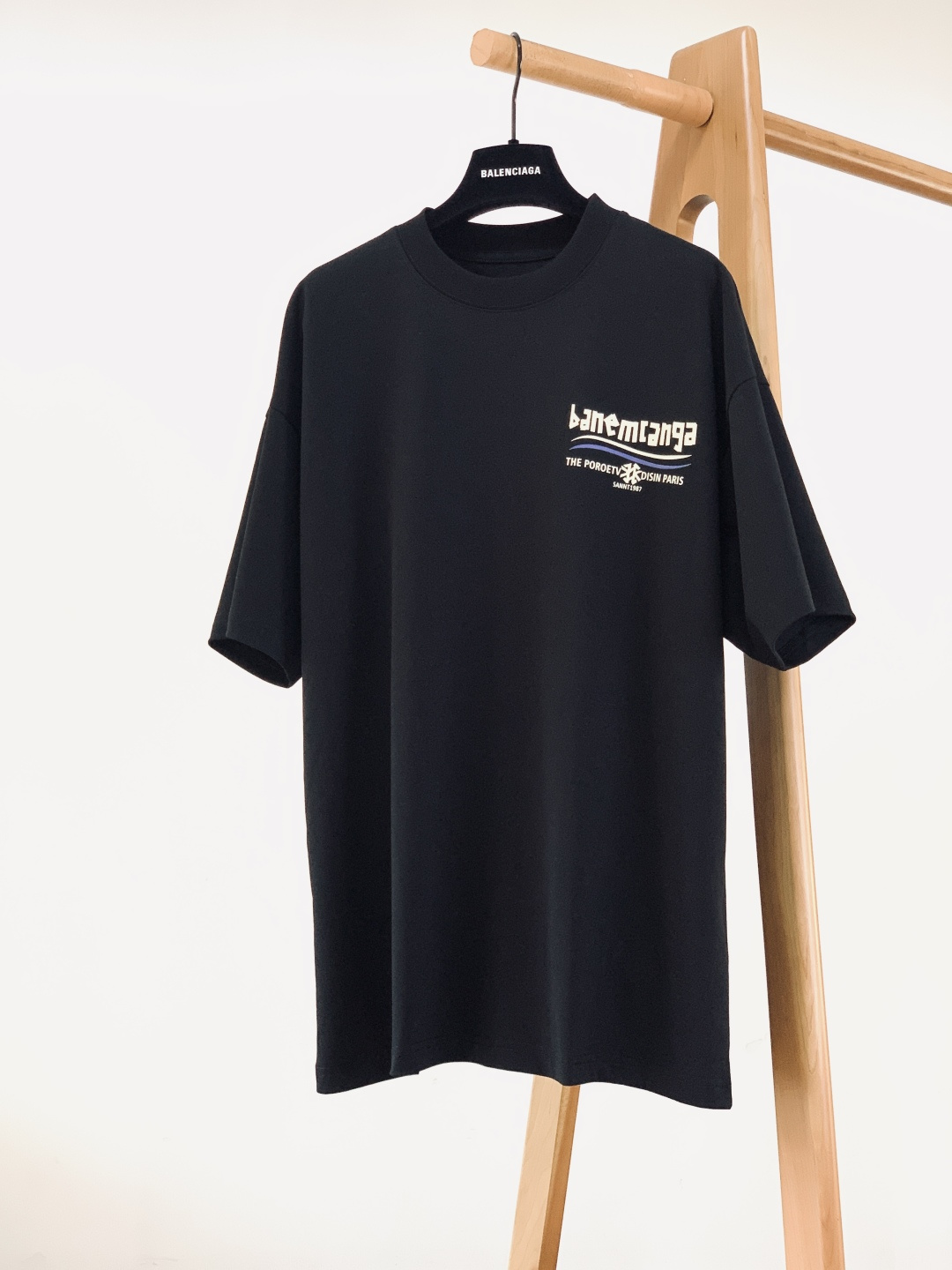 𝐁𝐚𝐥𝐞𝐧𝐜𝐢𝐚𝐠𝐚 巴黎世家 2026SS早春新品 海浪标语短袖，高支精梳棉+复古运动风！前后撞色海浪