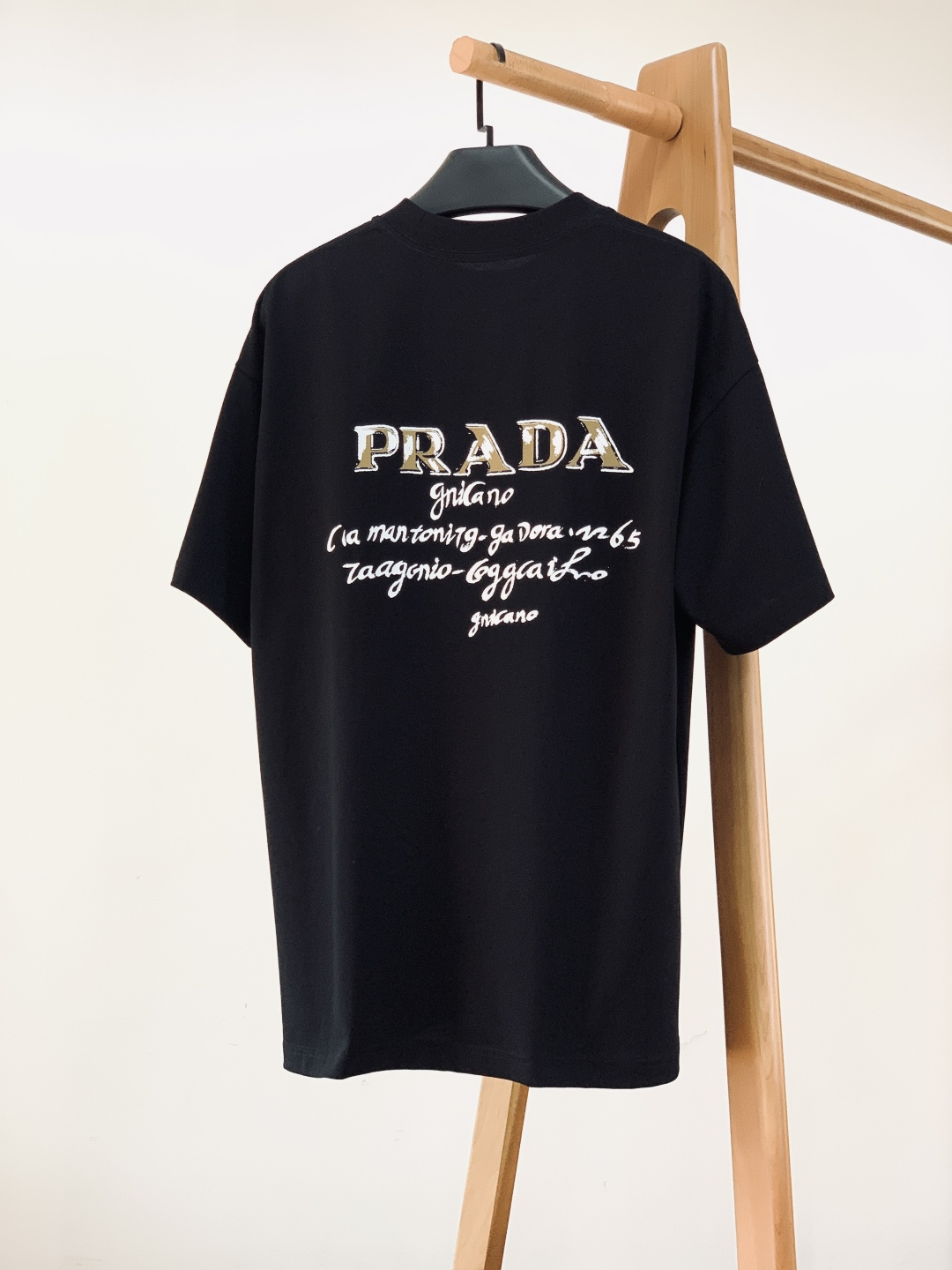Prada 普拉达 2026SS早春新品涂鸦印花T恤｜双色齐发！重磅双纱棉面料，厚实软糯，宽松落肩版型不