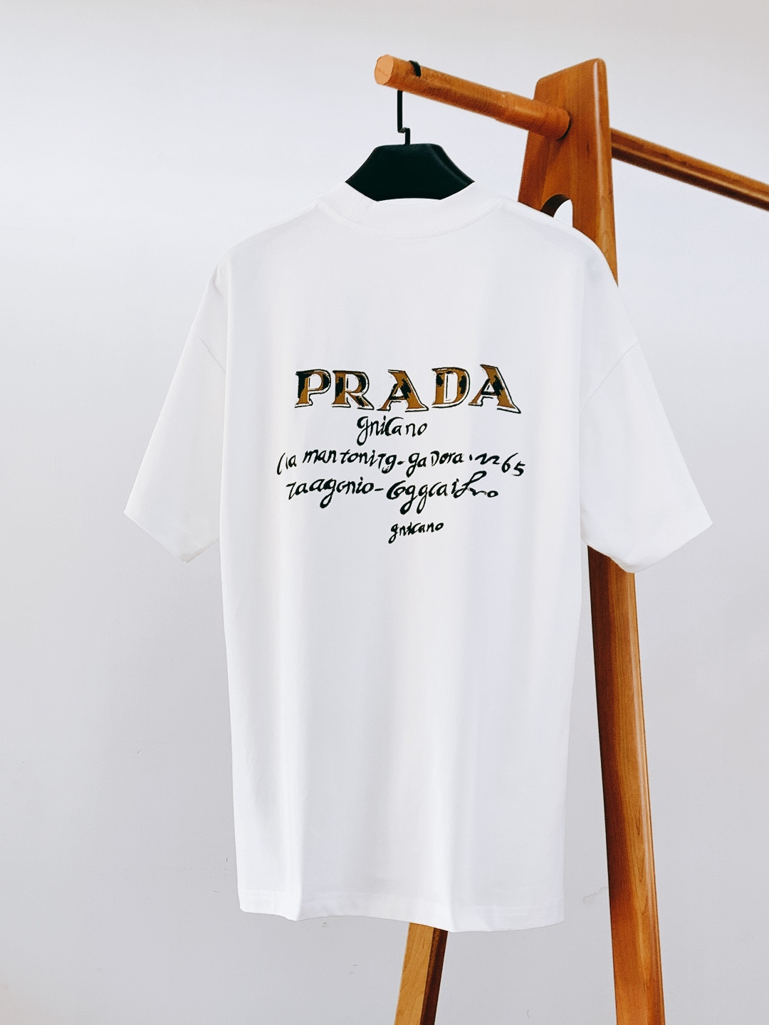 Prada 普拉达 2026SS早春新品涂鸦印花T恤｜双色齐发！重磅双纱棉面料，厚实软糯，宽松落肩版型不