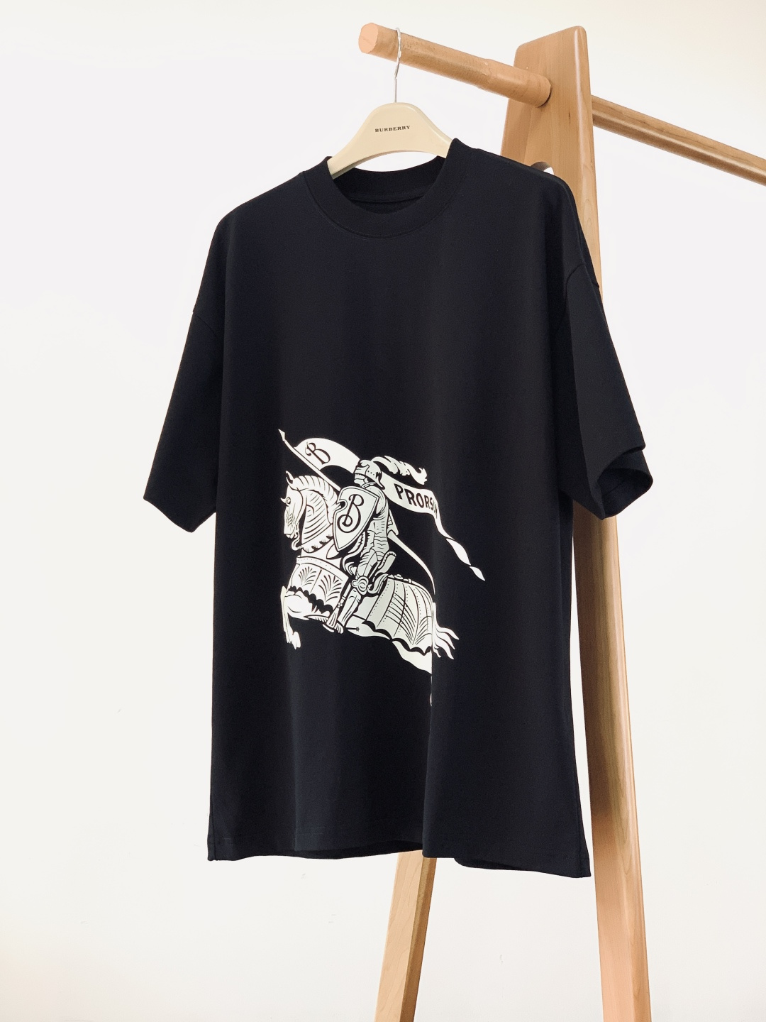 Burberry 巴宝莉 2026SS早春新品马术骑士印花T恤｜双色齐发！重磅双纱棉面料，厚实软糯，宽松