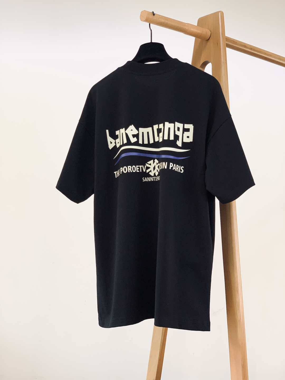 𝐁𝐚𝐥𝐞𝐧𝐜𝐢𝐚𝐠𝐚 巴黎世家 2026SS早春新品 海浪标语短袖，高支精梳棉+复古运动风！前后撞色海浪