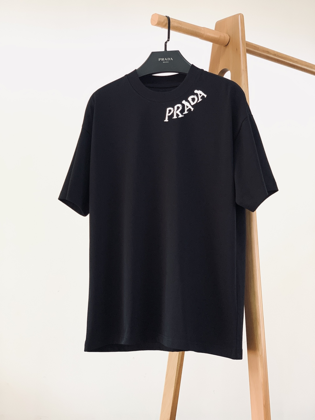 Prada 普拉达 2026SS早春新品涂鸦印花T恤｜双色齐发！重磅双纱棉面料，厚实软糯，宽松落肩版型不