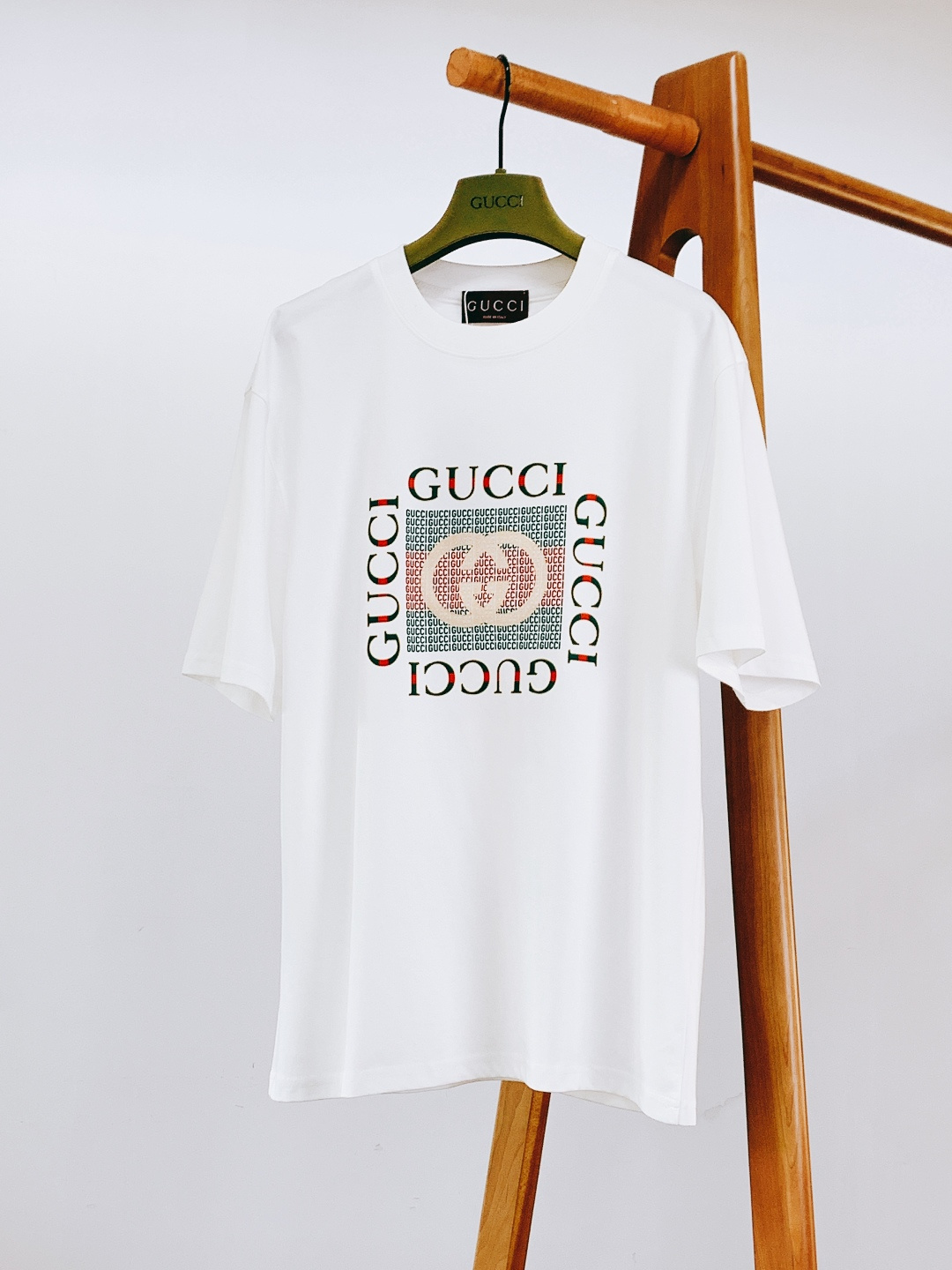 Gucci 古驰 2026SS春夏新品 满印老花 T 恤。重磅精梳棉双纱面料！细腻平滑又抗皱，透气不闷汗