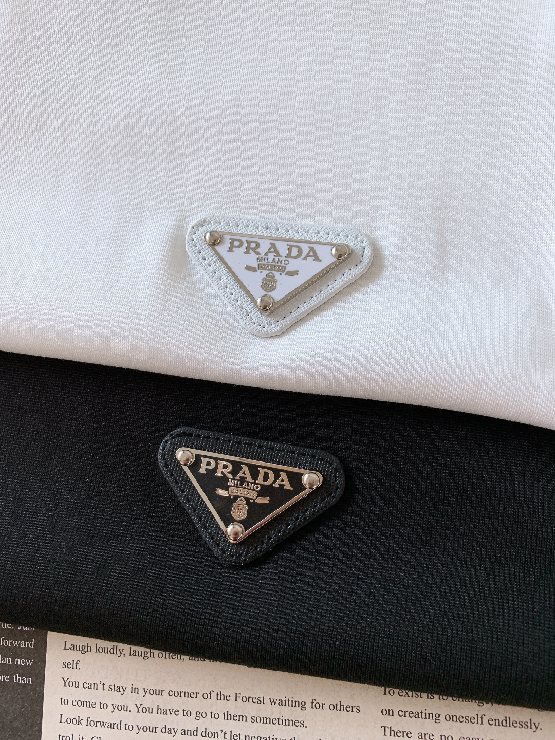 Prada 普拉达 2026SS春夏新品 经典三角标T恤，极简高级感天花板！甄选高支双股精梳棉，软糯亲肤