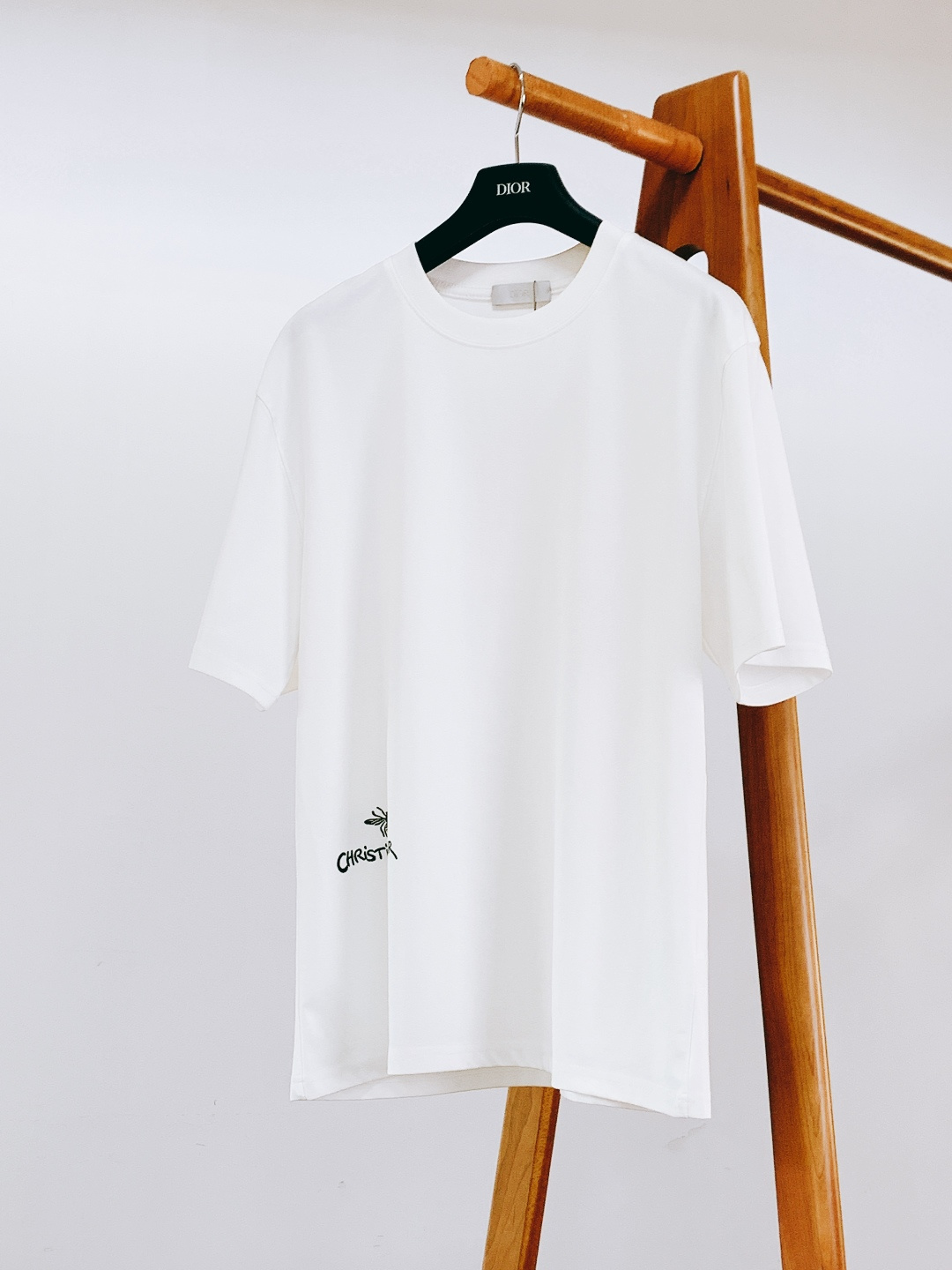 Dior Homme 迪奥·桀傲 2026SS春夏新品蜜蜂标识刺绣 T 恤 | 巴黎轻奢，夏日高级神衣重