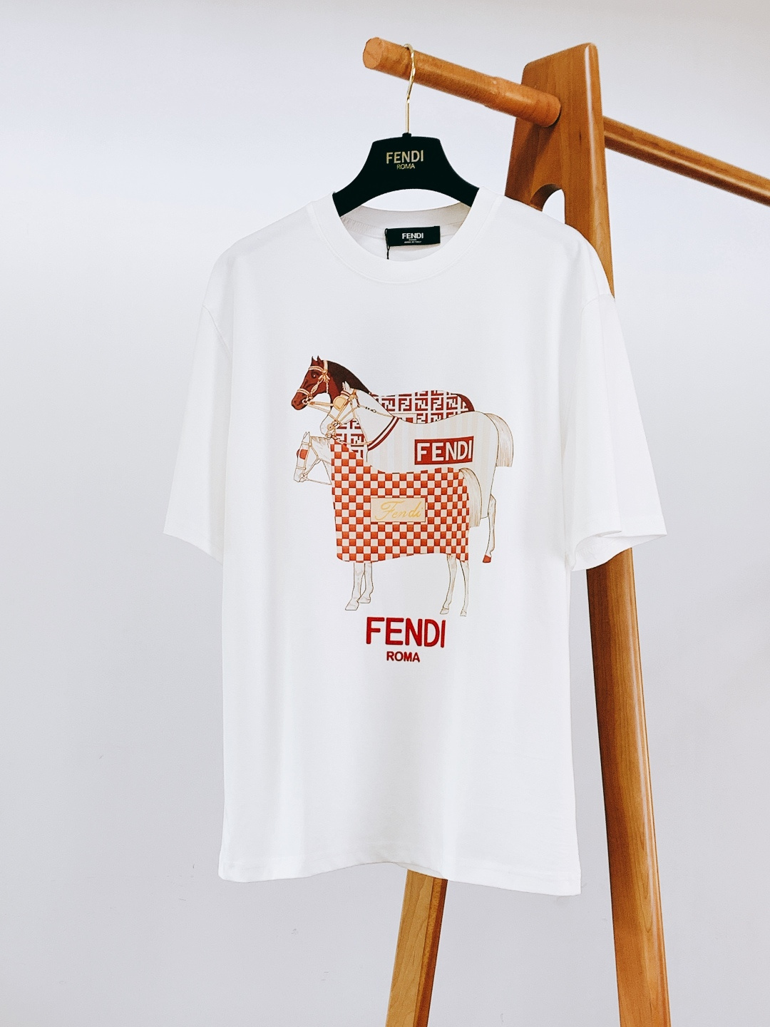 Fendi 芬迪 2026SS春夏新品 骏马印花 T 恤 | 罗马轻奢，夏日潮流神衣重磅精梳棉双纱面料！