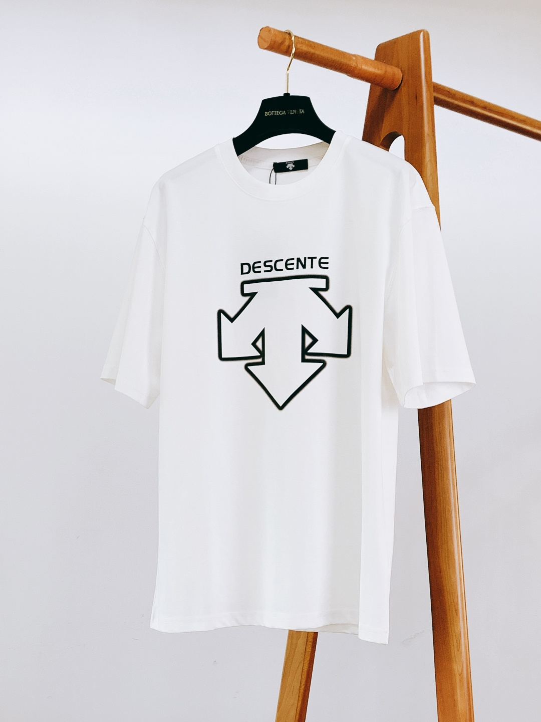 DESCENTE 迪桑特 2026SS春夏新品箭头印花 T 恤 | 专业运动，夏日轻奢神衣重磅精梳棉面料