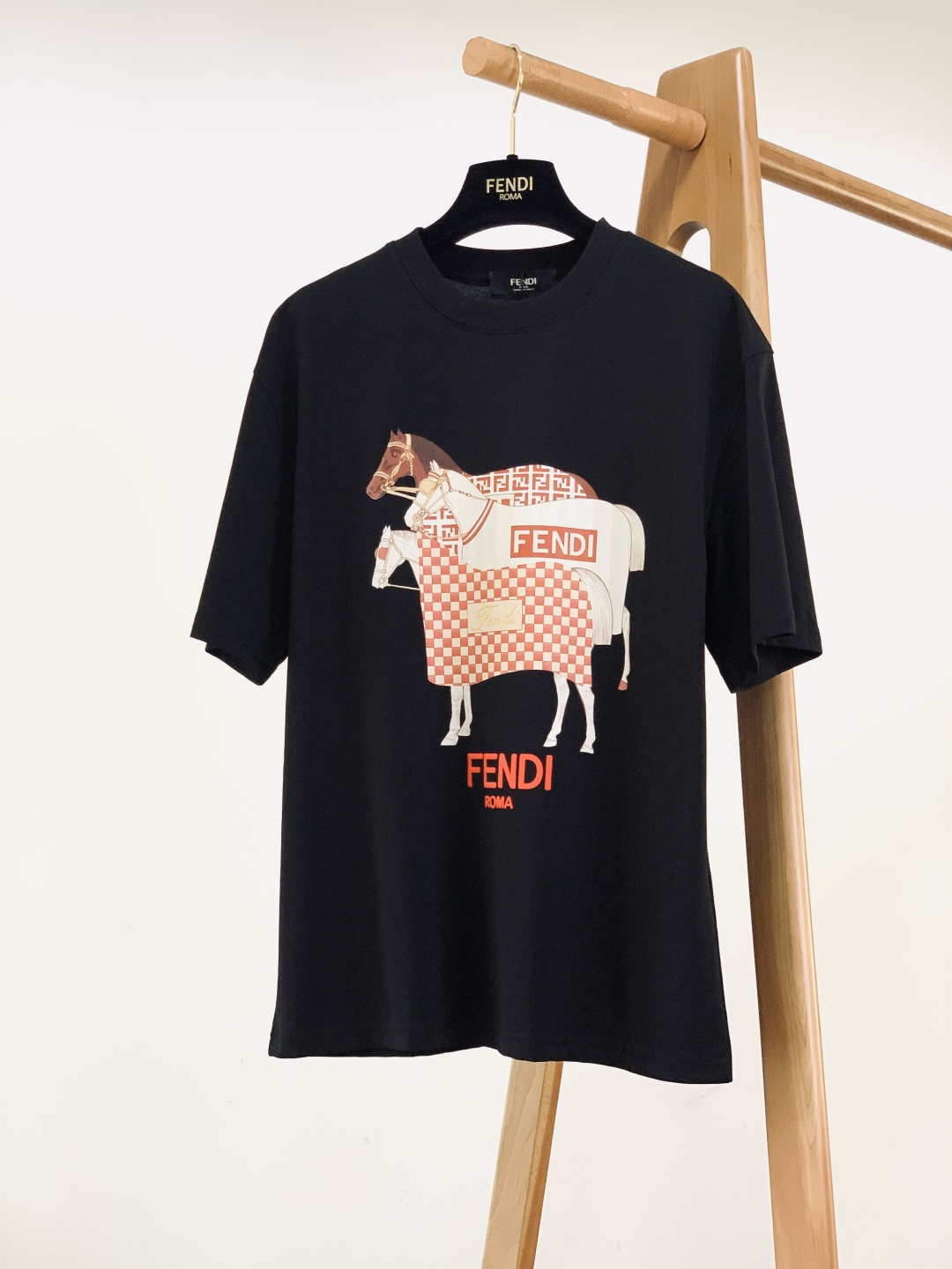 Fendi 芬迪 2026SS春夏新品 骏马印花 T 恤 | 罗马轻奢，夏日潮流神衣重磅精梳棉双纱面料！