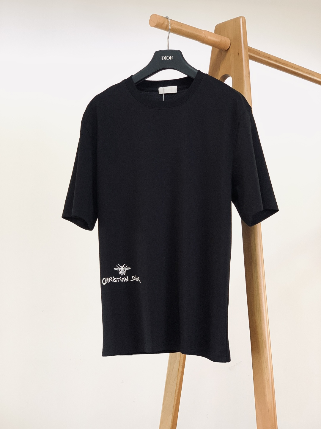 Dior Homme 迪奥·桀傲 2026SS春夏新品蜜蜂标识刺绣 T 恤 | 巴黎轻奢，夏日高级神衣重
