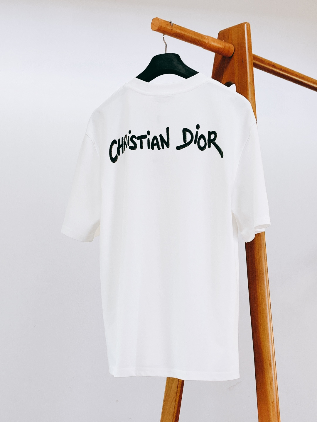 Dior Homme 迪奥·桀傲 2026SS春夏新品蜜蜂标识刺绣 T 恤 | 巴黎轻奢，夏日高级神衣重