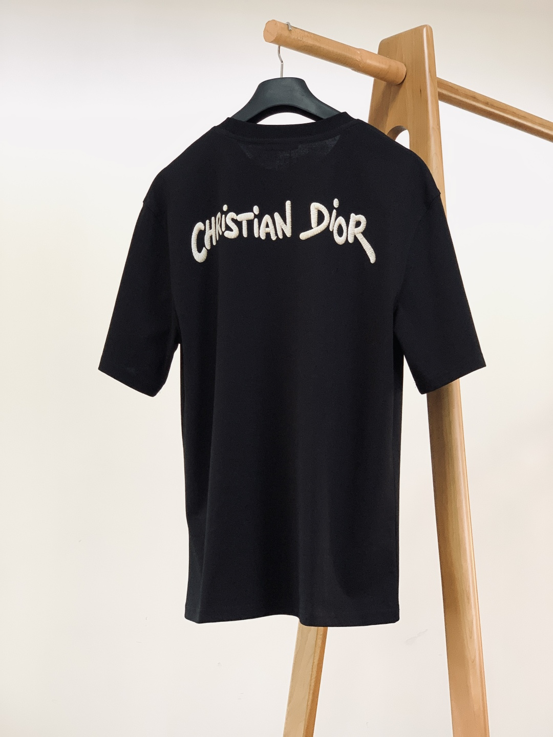 Dior Homme 迪奥·桀傲 2026SS春夏新品蜜蜂标识刺绣 T 恤 | 巴黎轻奢，夏日高级神衣重