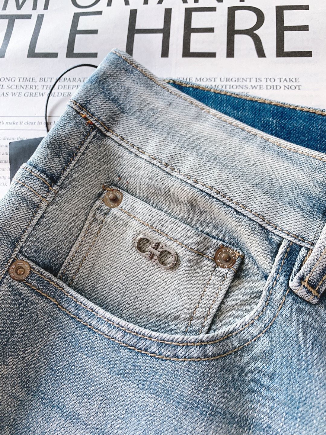 Ferragamo 菲拉格慕 2026SS春夏新品 高级时装感，休闲洗水牛仔裤。面料很特殊，超细精仿棉纱