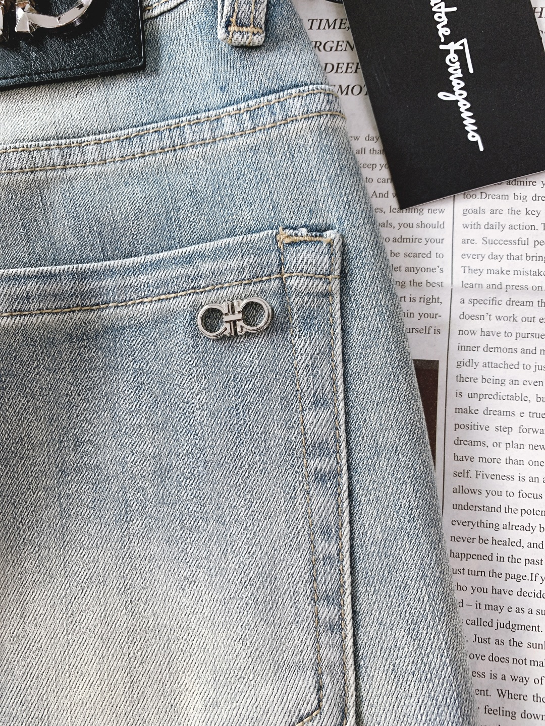 Ferragamo 菲拉格慕 2026SS春夏新品 高级时装感，休闲洗水牛仔裤。面料很特殊，超细精仿棉纱