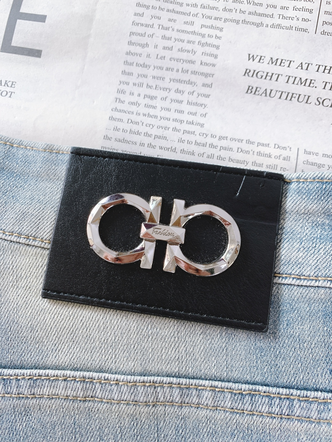 Ferragamo 菲拉格慕 2026SS春夏新品 高级时装感，休闲洗水牛仔裤。面料很特殊，超细精仿棉纱