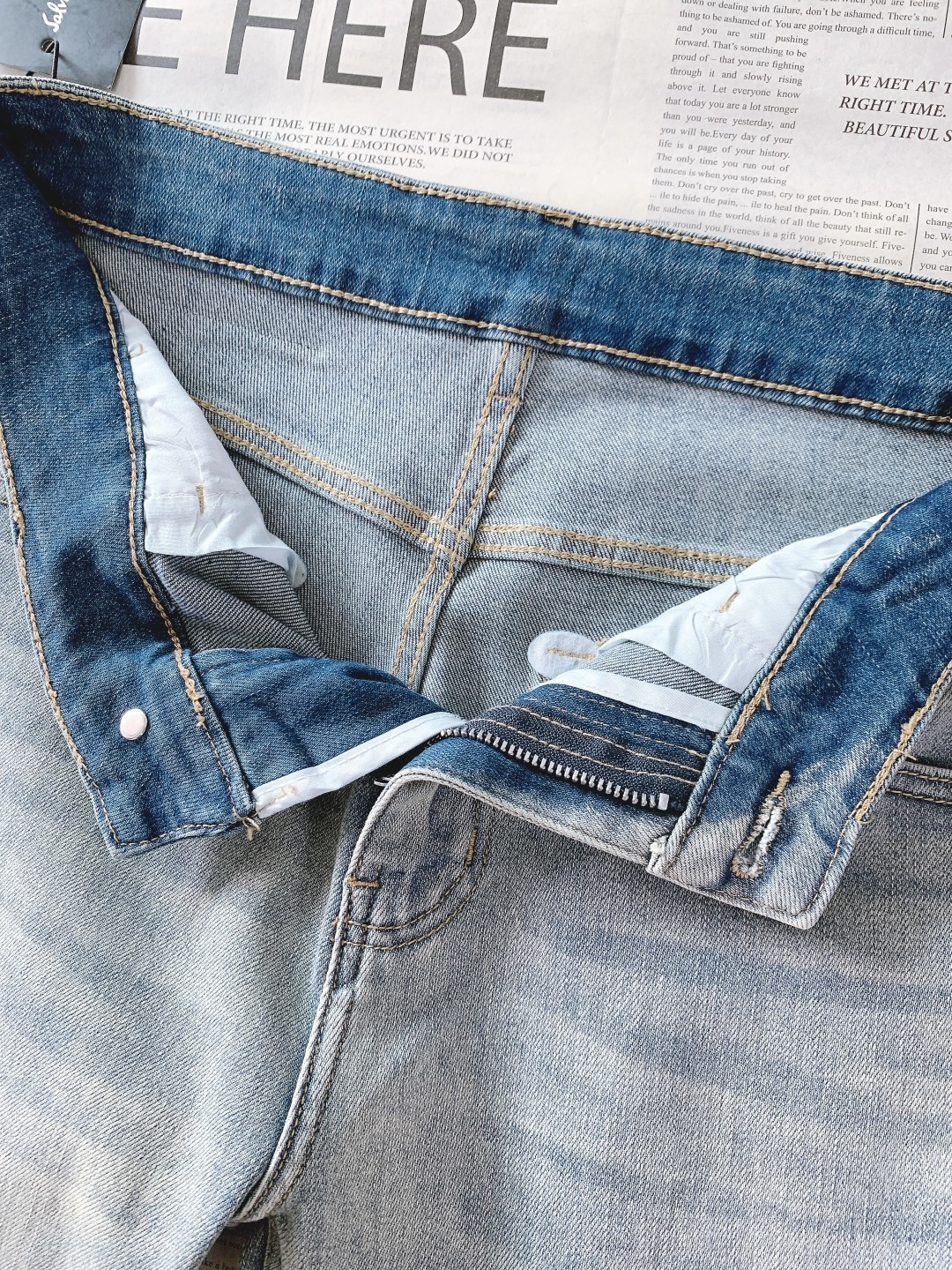 Ferragamo 菲拉格慕 2026SS春夏新品 高级时装感，休闲洗水牛仔裤。面料很特殊，超细精仿棉纱