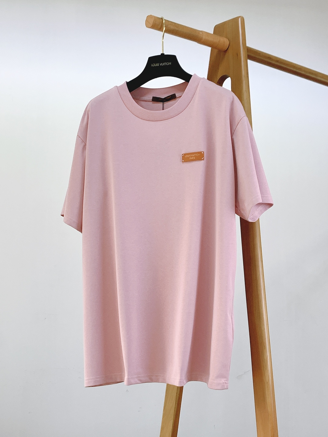 LouisVuitton 路易威登 2026SS春夏新品皮革标饰粉色T恤。采用高支精梳棉混纺面料，克重适