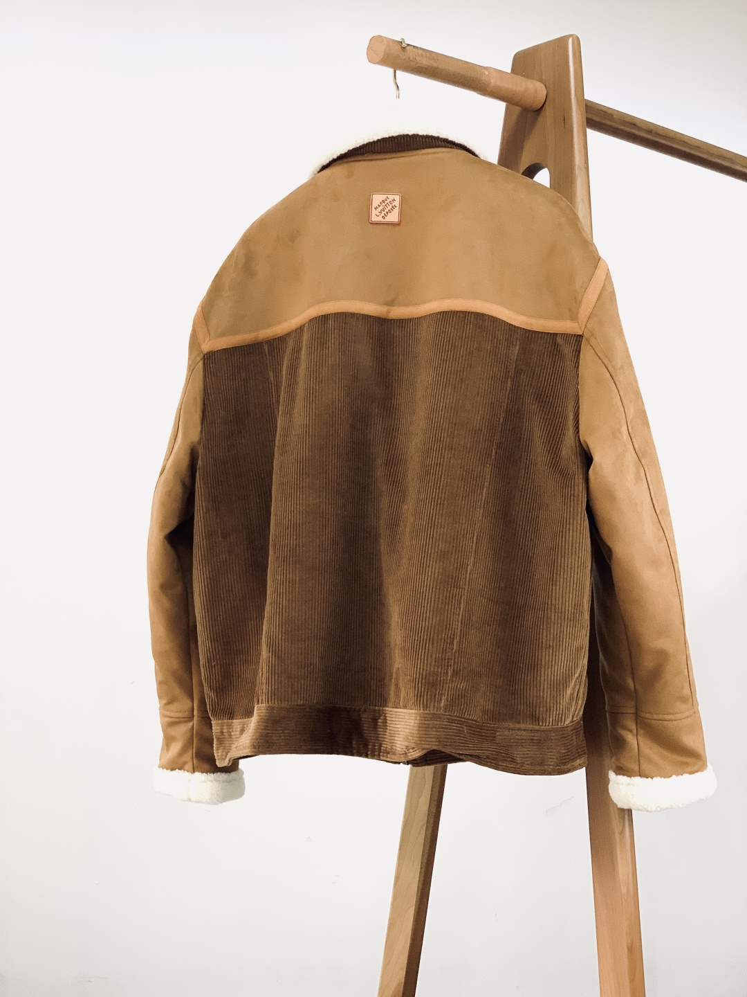 LouisVuitton 路易威登 2026SS早春新品麂皮灯芯绒拼接夹克。主体采用细腻麂皮面料，触感柔