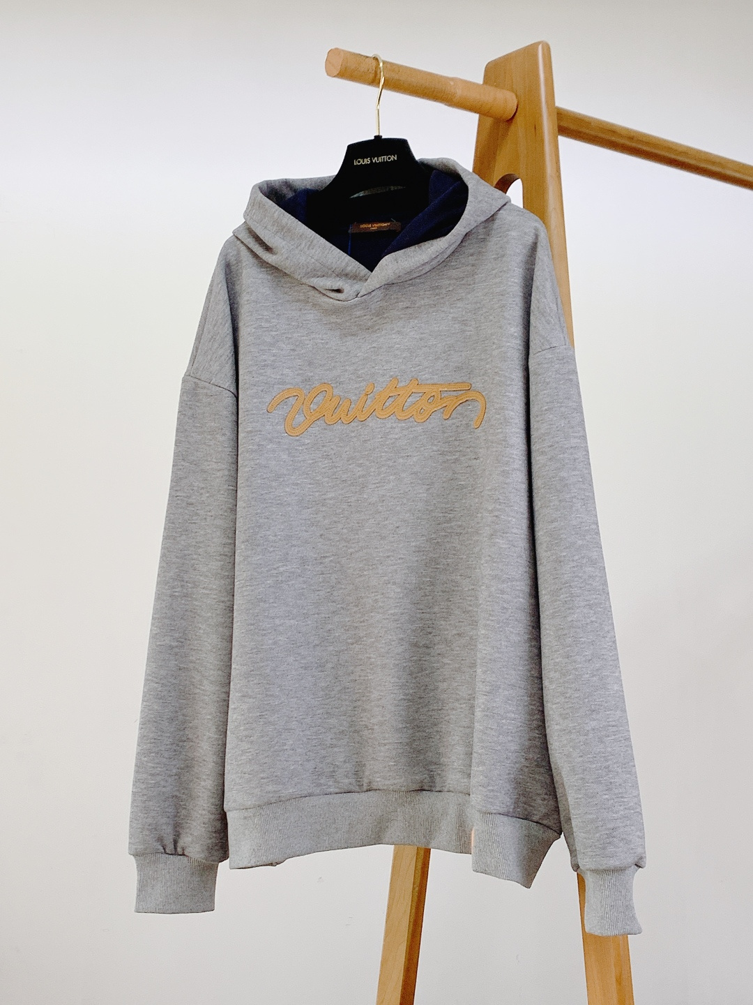 LouisVuitton 路易威登 2026SS早春新品贴布刺绣连帽卫衣。采用重磅高支棉混纺面料，经过预