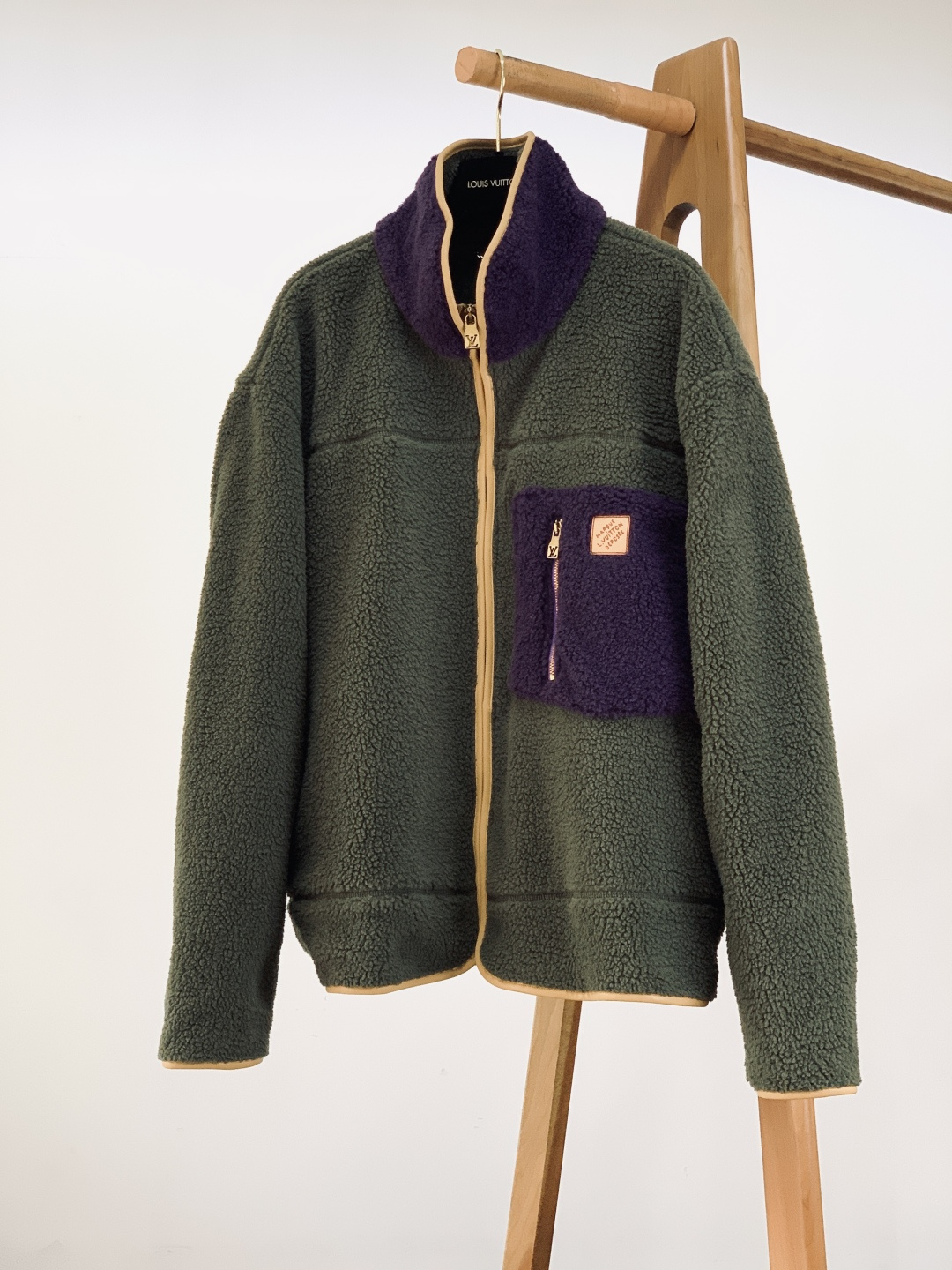 LouisVuitton 路易威登 2026SS早春新品撞色抓绒夹克。主体采用高密泰迪抓绒面料，蓬松柔软