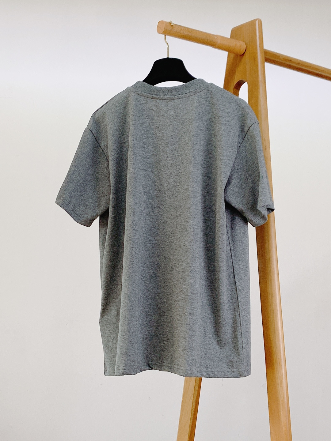 LouisVuitton 路易威登 2026SS早春新品皮革标饰麻灰色T恤。采用高支精梳棉混纺面料，麻灰