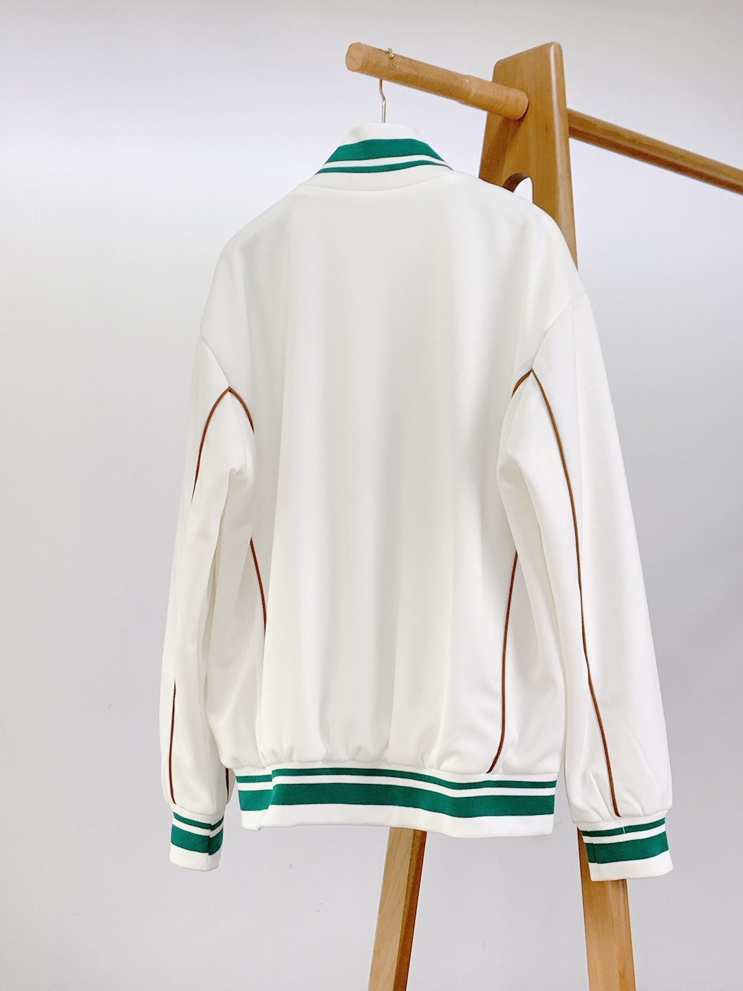 LouisVuitton 路易威登 2026SS早春新品立领罗纹皮牌外套。采用高支数棉弹混纺面料，经酵素