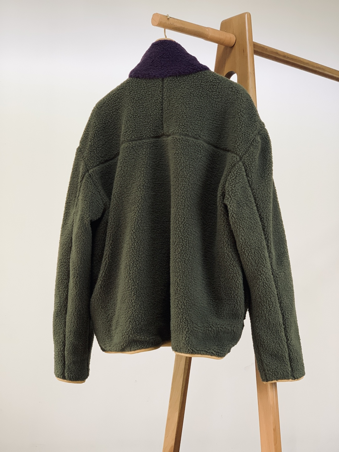 LouisVuitton 路易威登 2026SS早春新品撞色抓绒夹克。主体采用高密泰迪抓绒面料，蓬松柔软