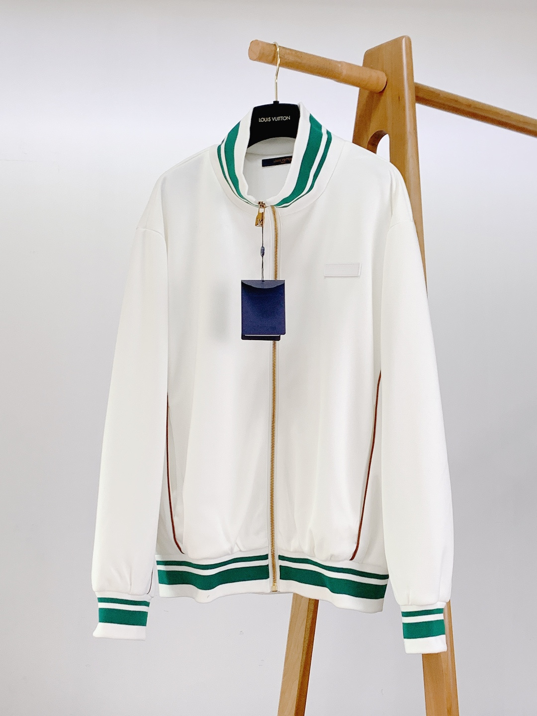 LouisVuitton 路易威登 2026SS早春新品立领罗纹皮牌外套。采用高支数棉弹混纺面料，经酵素