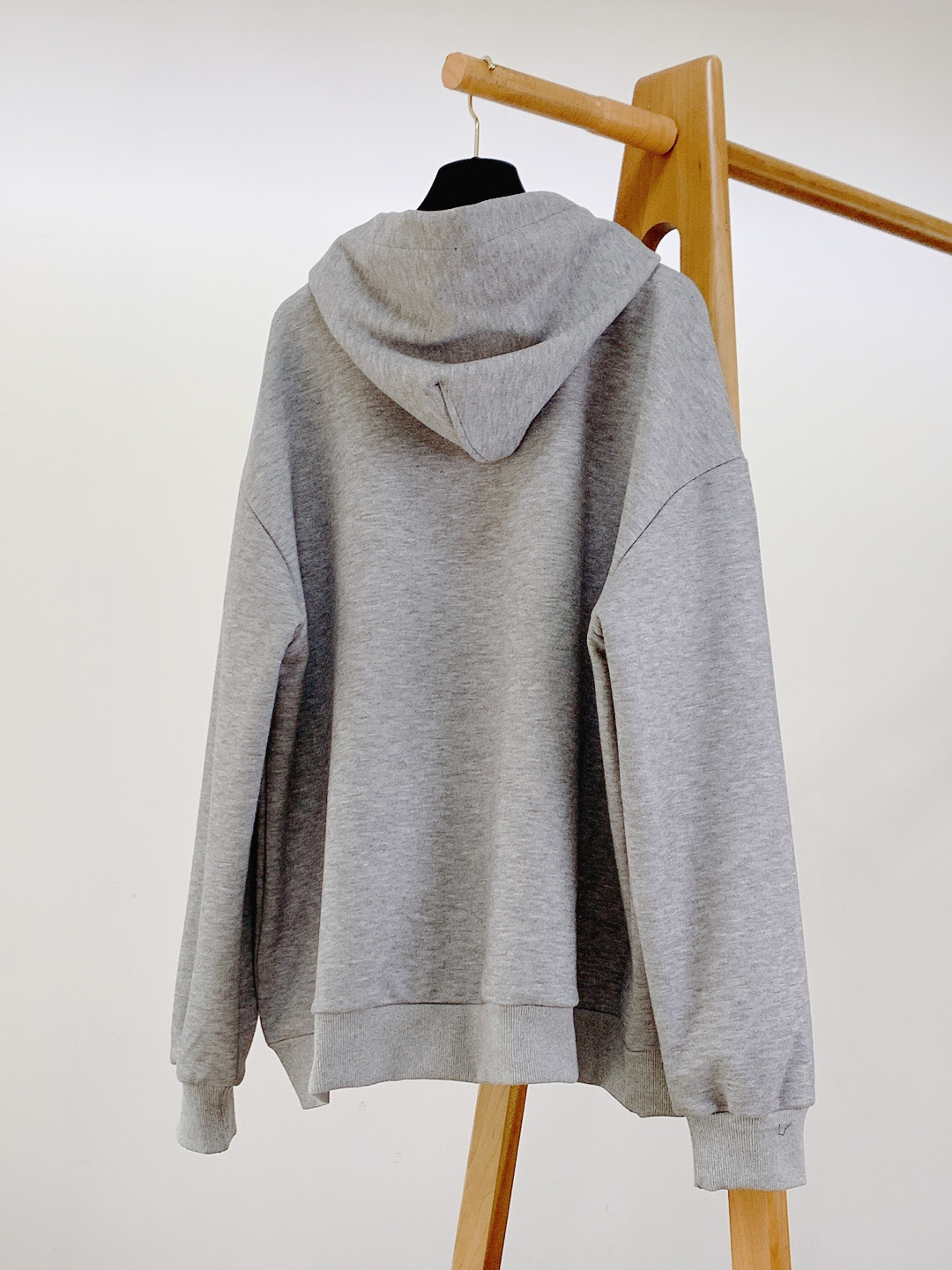 LouisVuitton 路易威登 2026SS早春新品贴布刺绣连帽卫衣。采用重磅高支棉混纺面料，经过预