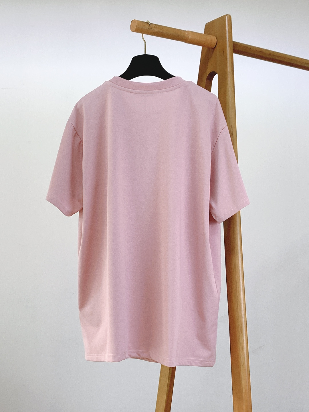 LouisVuitton 路易威登 2026SS春夏新品皮革标饰粉色T恤。采用高支精梳棉混纺面料，克重适