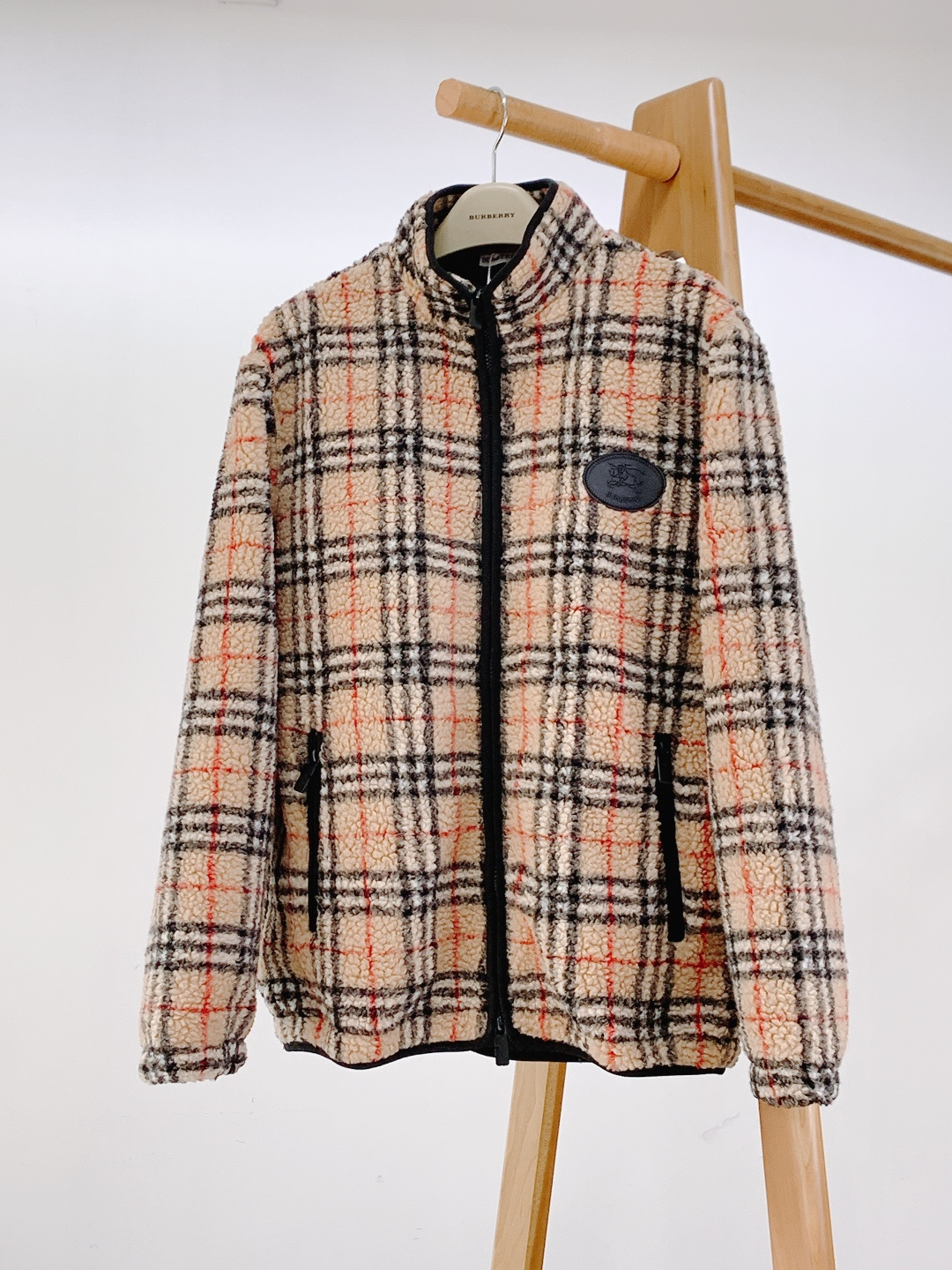 ⚠️支持年后Burberry 巴宝莉 2026SS早春新品 格纹羊羔绒夹克。采用羊毛与羊绒混纺羊羔绒面料