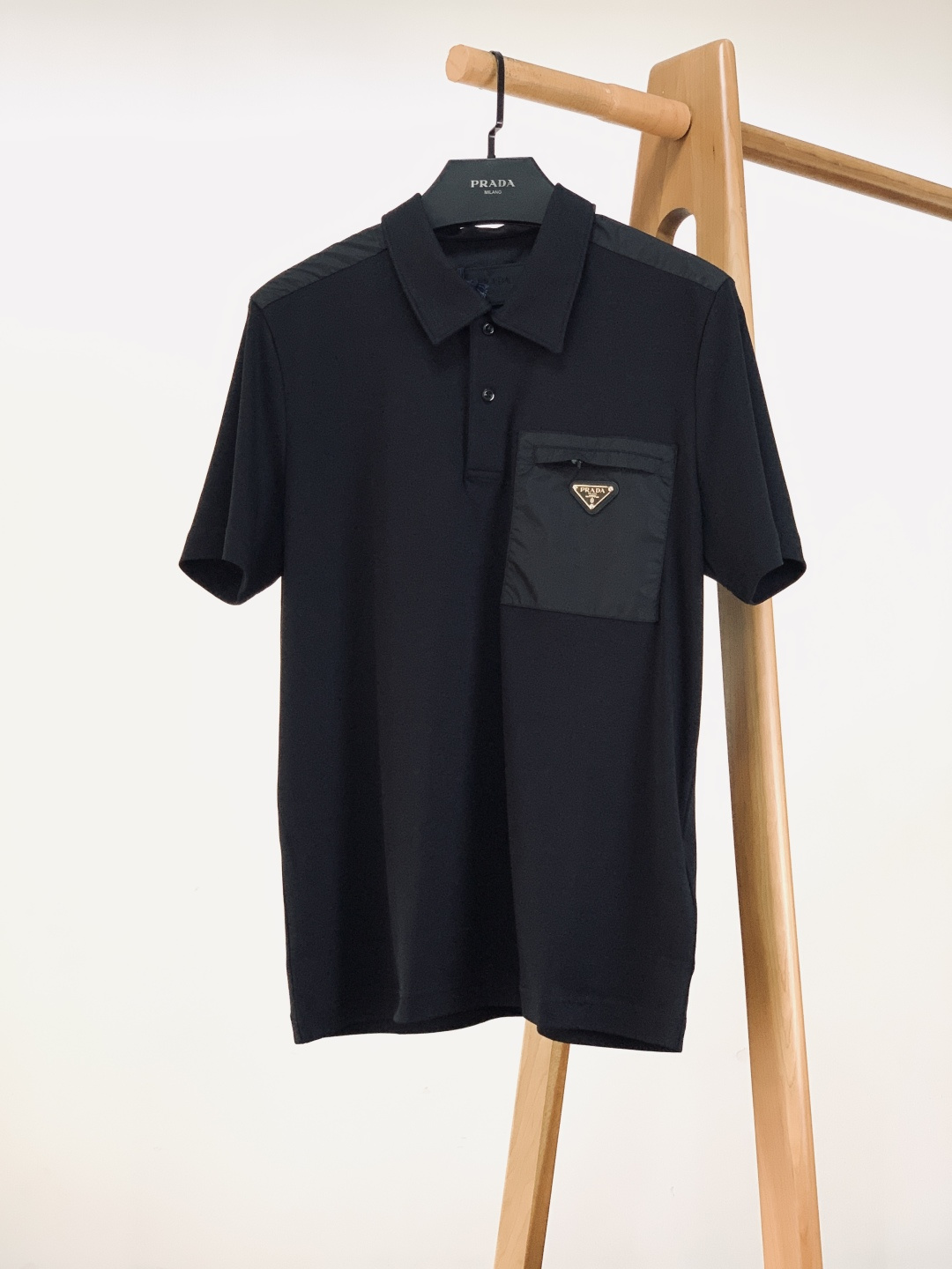 ⚠️支持年后Prada 普拉达 2026SS早春新品 三角徽标拼接Polo衫，意式极简+机能细节，型男春