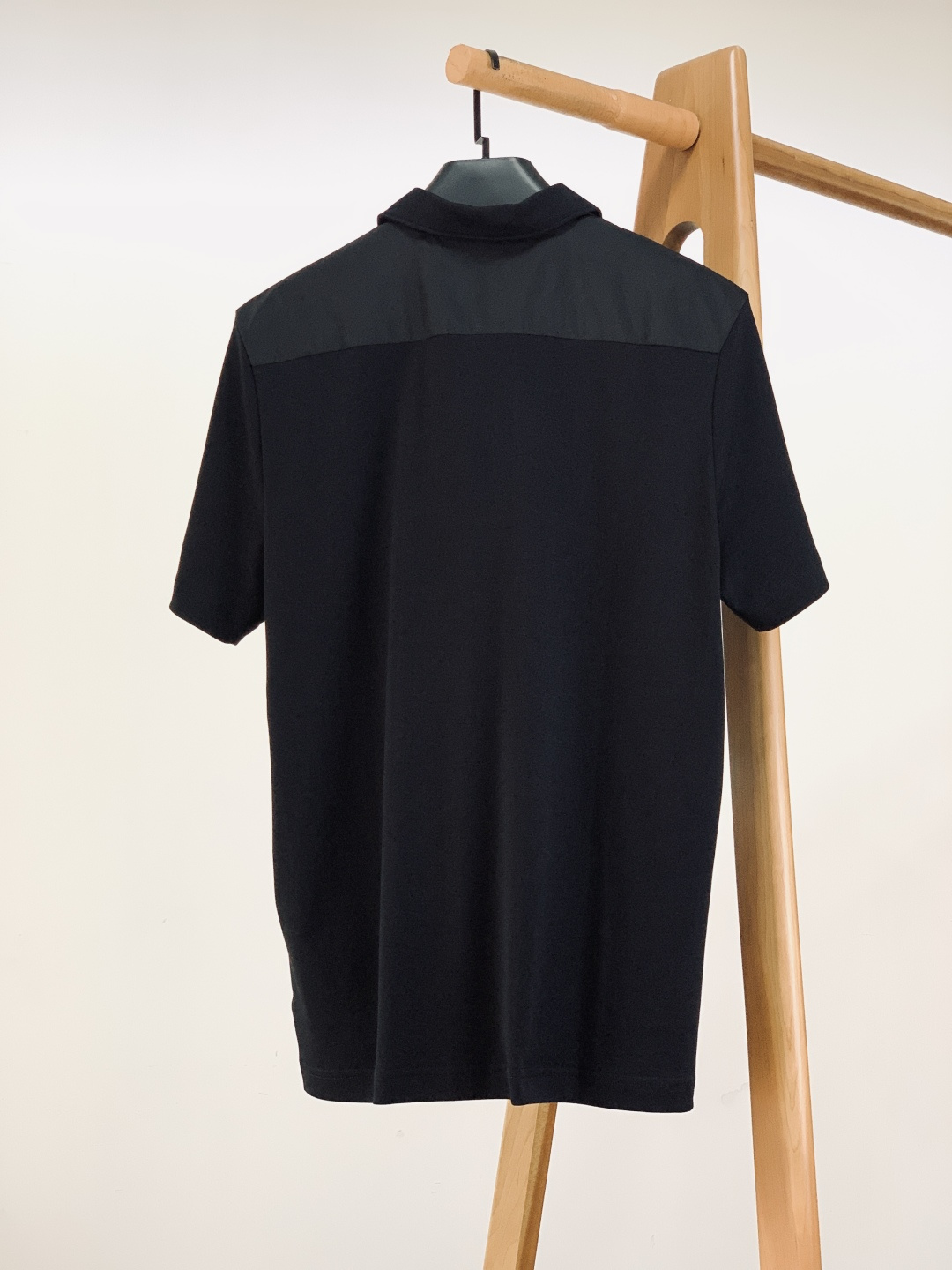 ⚠️支持年后Prada 普拉达 2026SS早春新品 三角徽标拼接Polo衫，意式极简+机能细节，型男春