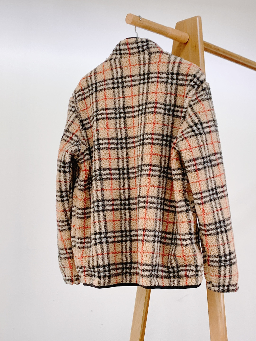 ⚠️支持年后Burberry 巴宝莉 2026SS早春新品 格纹羊羔绒夹克。采用羊毛与羊绒混纺羊羔绒面料