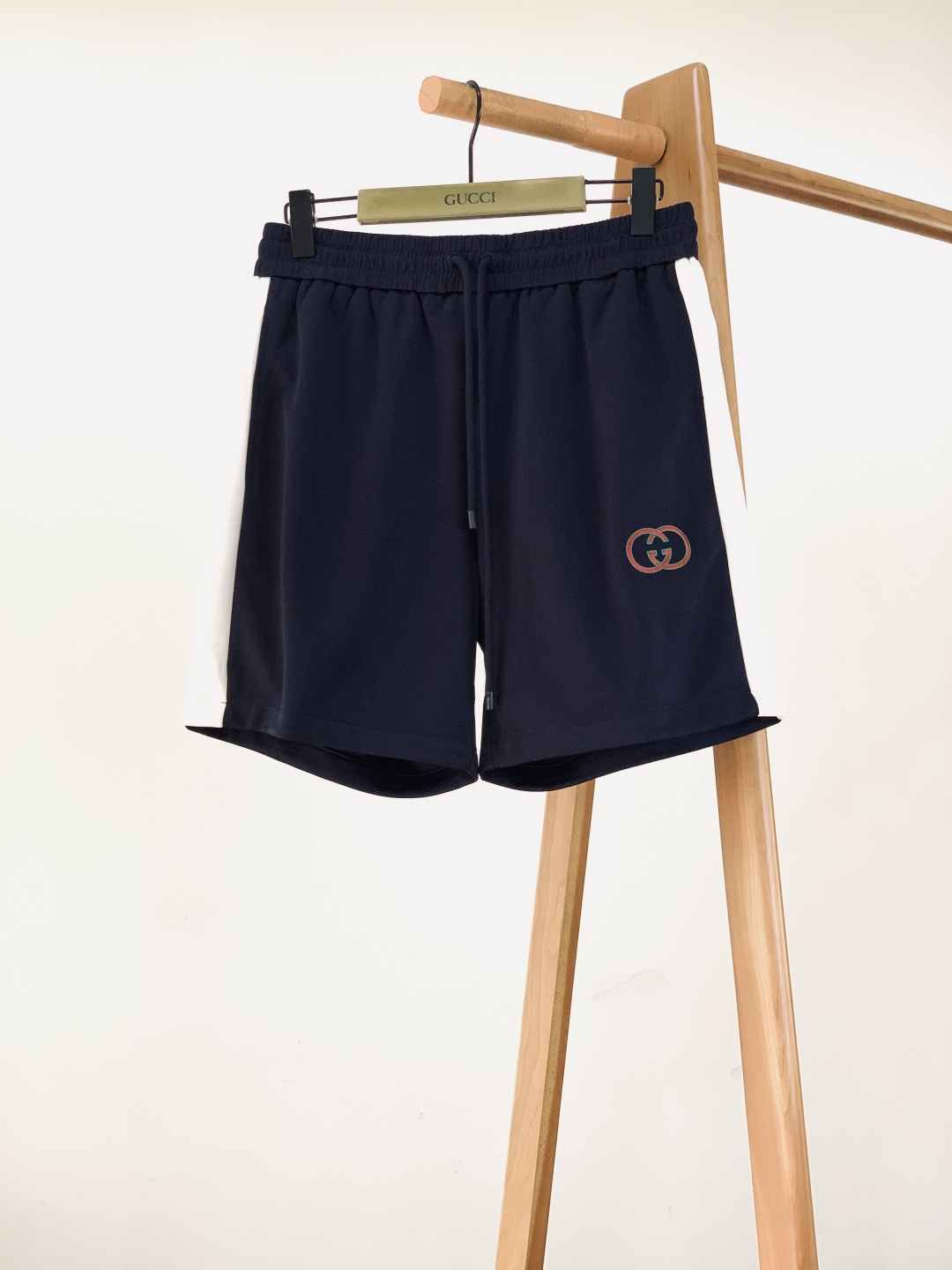 ⚠️支持年后Gucci 古驰 2026SS早春新品 GG刺绣条纹运动短裤，高奢复古运动风拉满，春夏日常运