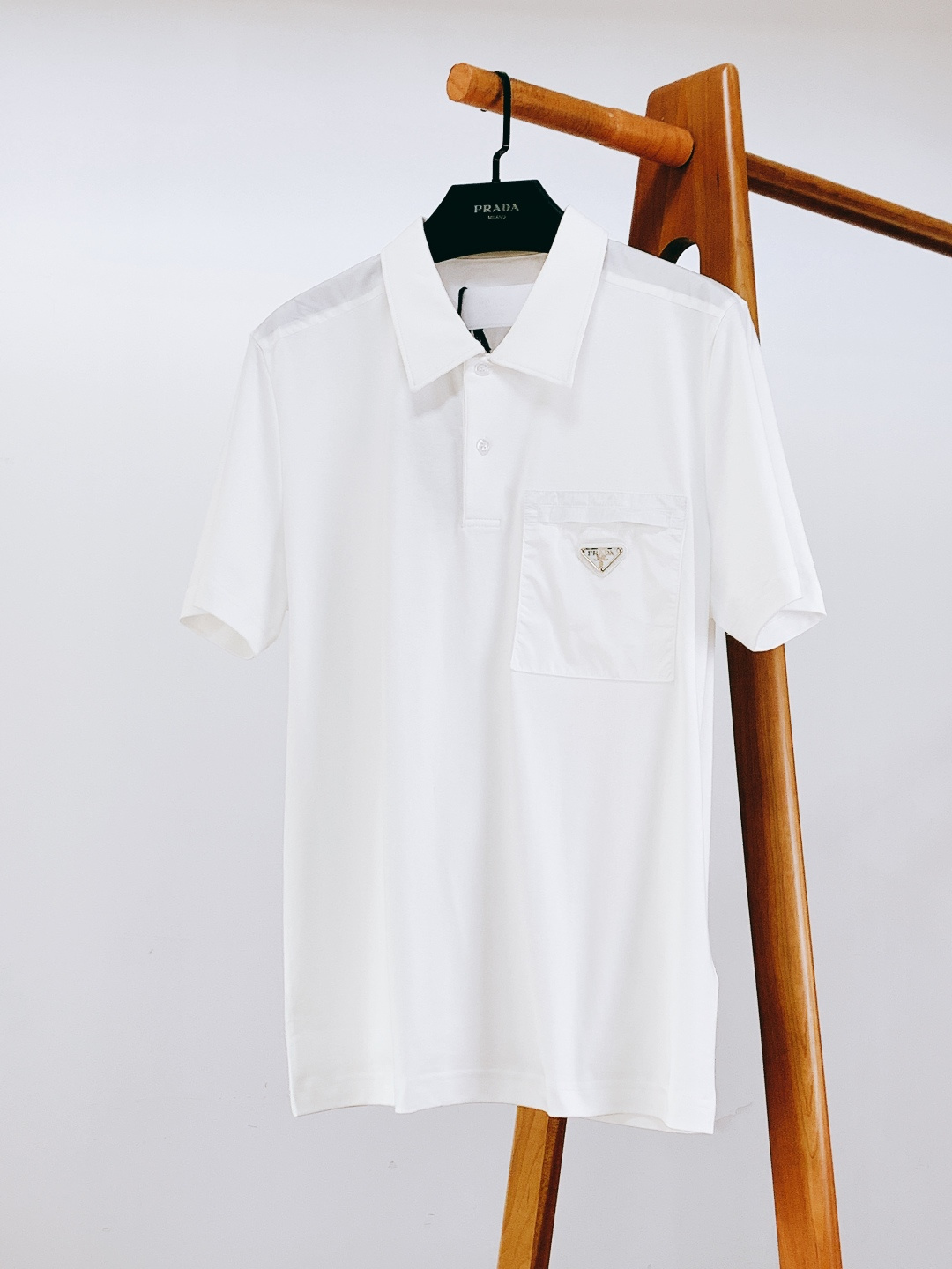 ⚠️支持年后Prada 普拉达 2026SS早春新品 三角徽标拼接Polo衫，意式极简+机能细节，型男春