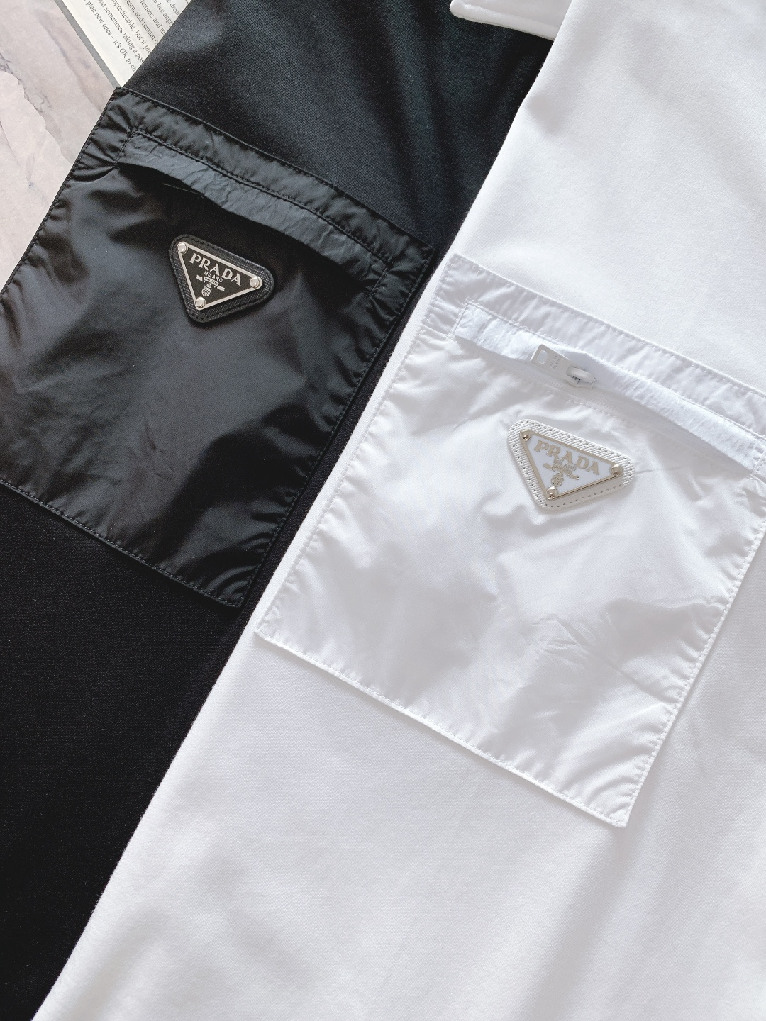 ⚠️支持年后Prada 普拉达 2026SS早春新品 三角徽标拼接Polo衫，意式极简+机能细节，型男春