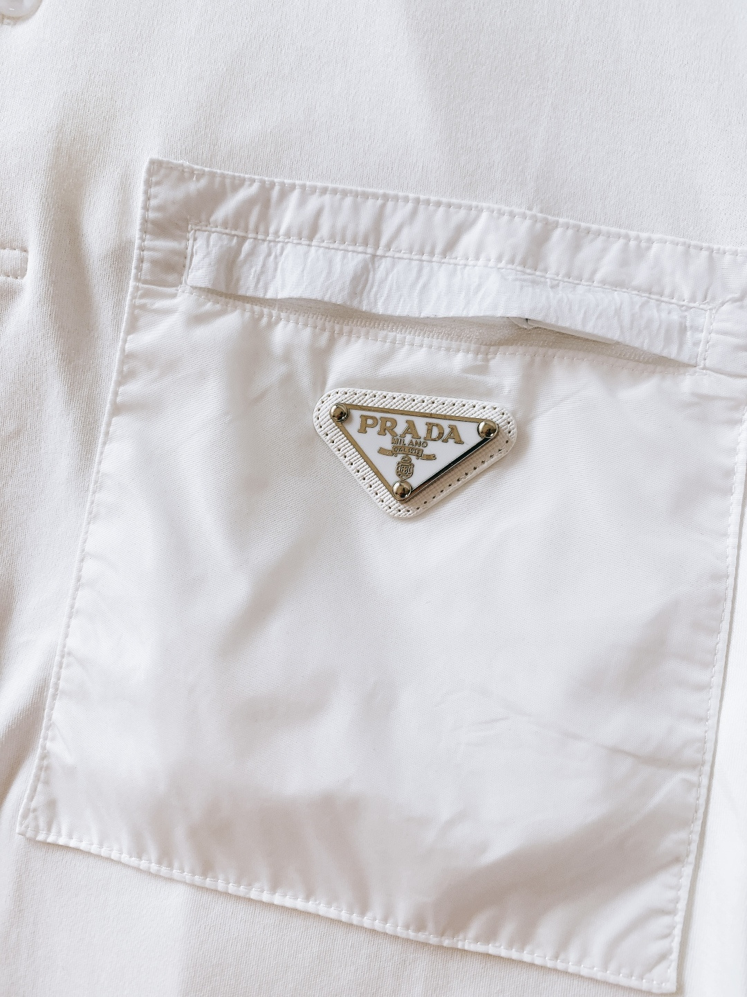 ⚠️支持年后Prada 普拉达 2026SS早春新品 三角徽标拼接Polo衫，意式极简+机能细节，型男春