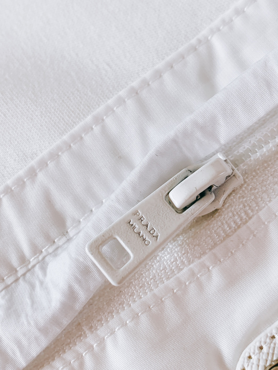 ⚠️支持年后Prada 普拉达 2026SS早春新品 三角徽标拼接Polo衫，意式极简+机能细节，型男春