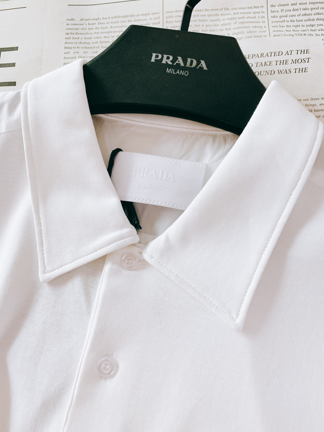 ⚠️支持年后Prada 普拉达 2026SS早春新品 三角徽标拼接Polo衫，意式极简+机能细节，型男春