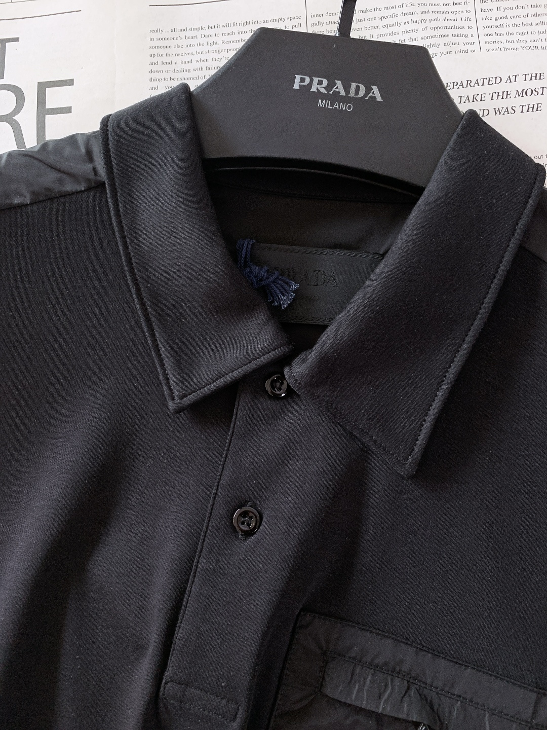 ⚠️支持年后Prada 普拉达 2026SS早春新品 三角徽标拼接Polo衫，意式极简+机能细节，型男春