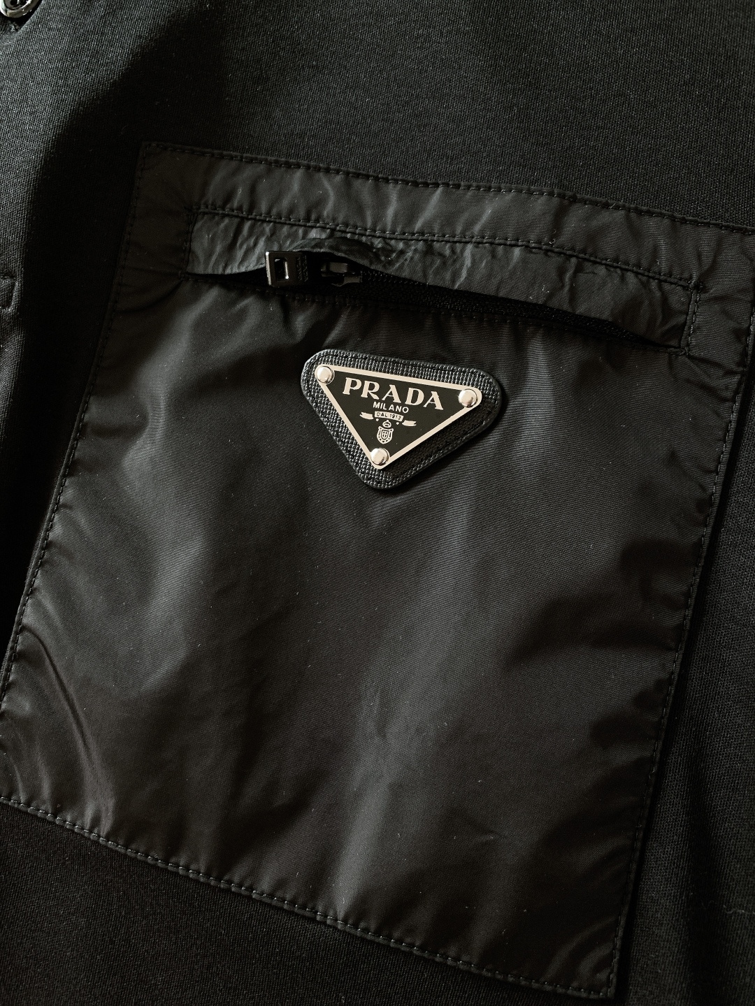 ⚠️支持年后Prada 普拉达 2026SS早春新品 三角徽标拼接Polo衫，意式极简+机能细节，型男春