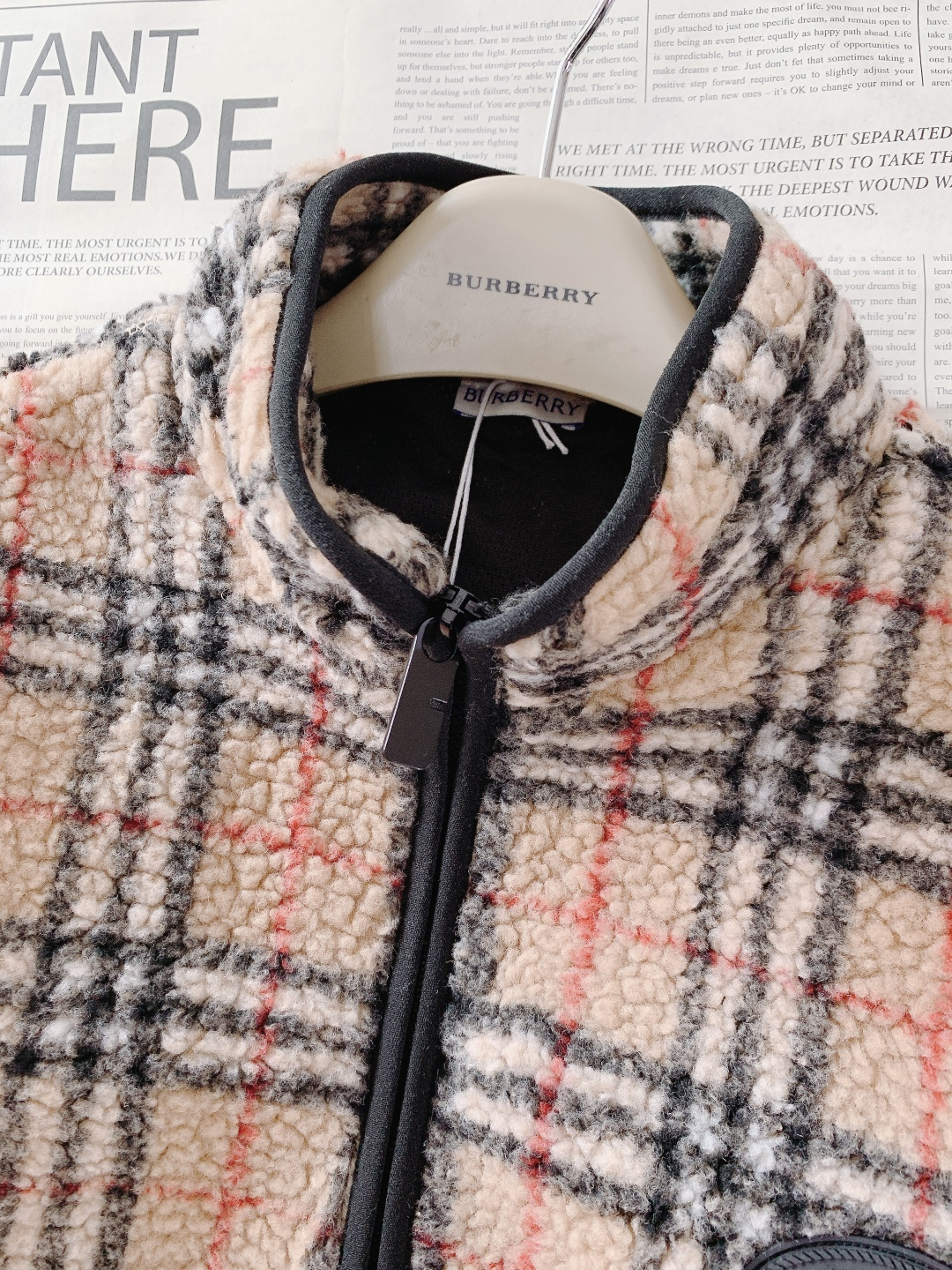 ⚠️支持年后Burberry 巴宝莉 2026SS早春新品 格纹羊羔绒夹克。采用羊毛与羊绒混纺羊羔绒面料