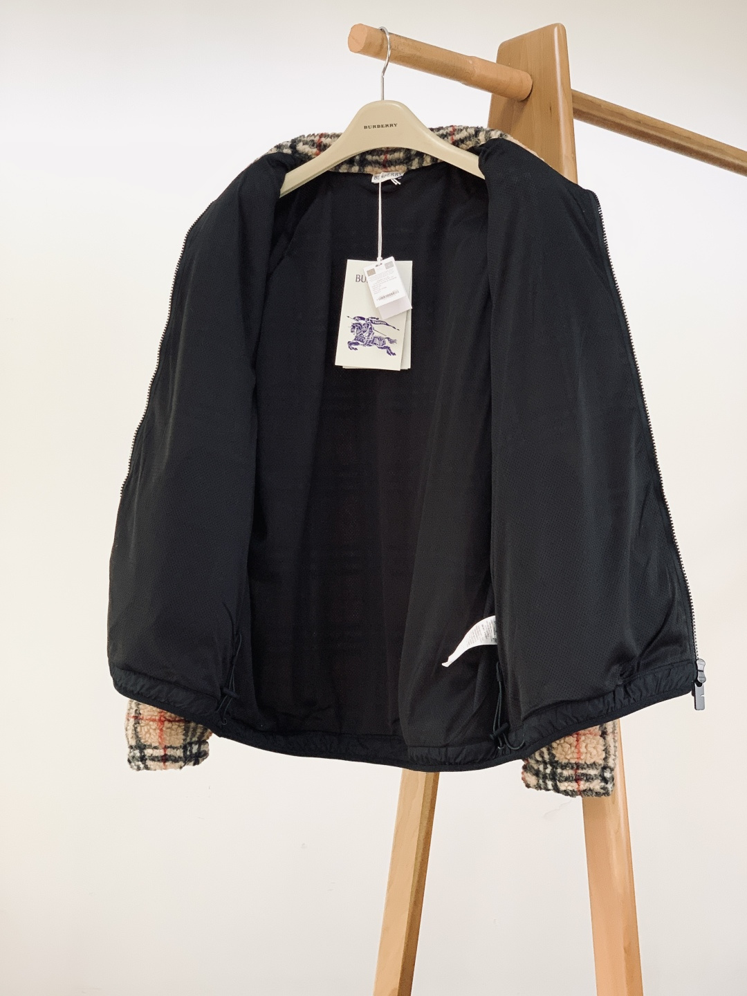 ⚠️支持年后Burberry 巴宝莉 2026SS早春新品 格纹羊羔绒夹克。采用羊毛与羊绒混纺羊羔绒面料