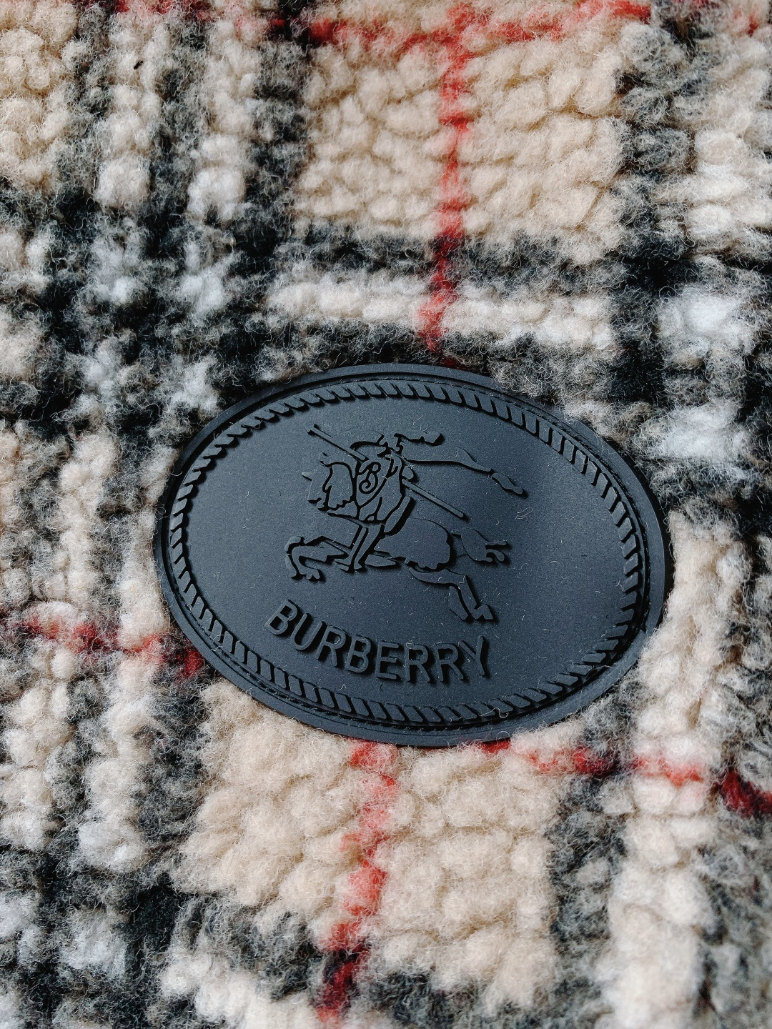 ⚠️支持年后Burberry 巴宝莉 2026SS早春新品 格纹羊羔绒夹克。采用羊毛与羊绒混纺羊羔绒面料