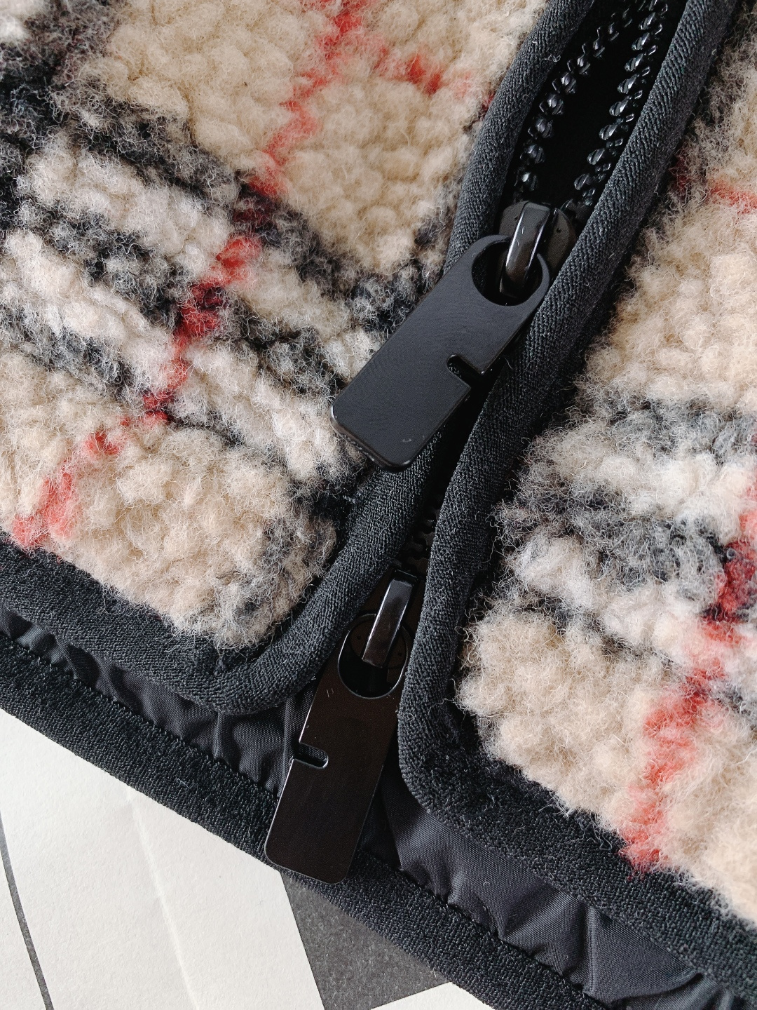 ⚠️支持年后Burberry 巴宝莉 2026SS早春新品 格纹羊羔绒夹克。采用羊毛与羊绒混纺羊羔绒面料