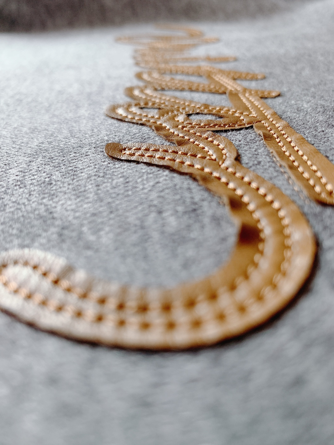 LouisVuitton 路易威登 2026SS早春新品贴布刺绣连帽卫衣。采用重磅高支棉混纺面料，经过预